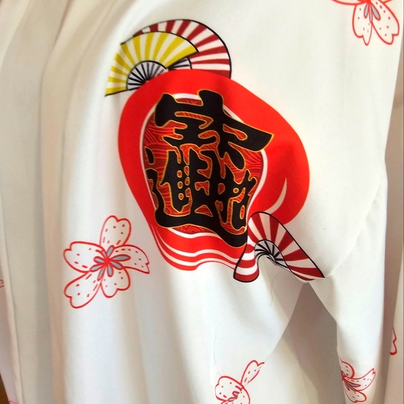 LAI MENG FIVE CATS KIMONO.  WHITE WITH CAT DETAIL ON BACK - Picture 4 of 7
